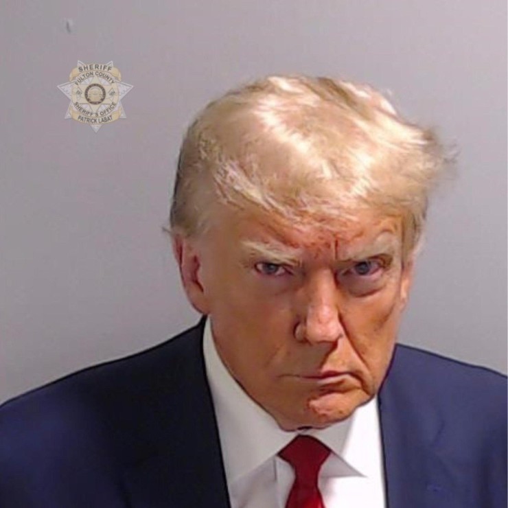 Trump, desafiante y con el ceño fruncido en su primera foto policial. / Efe-EPA / Fulton County Sheriff's Office