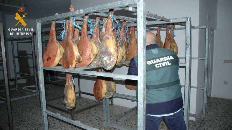 Parte de los alimentos requisados por la Guardia Civil en Illueca. / Guardia Civil
