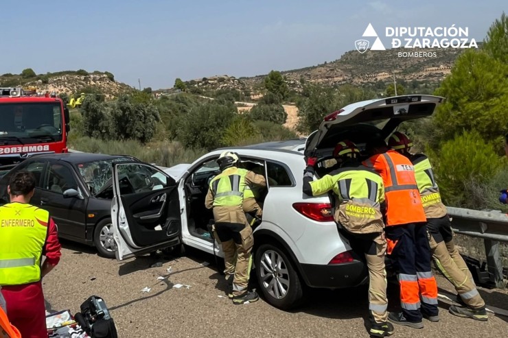 Bomberos de DPZ y DPT trabajan para extraer a los heridos atrapados en el interior del vehículo. / Diputación de Zaragoza