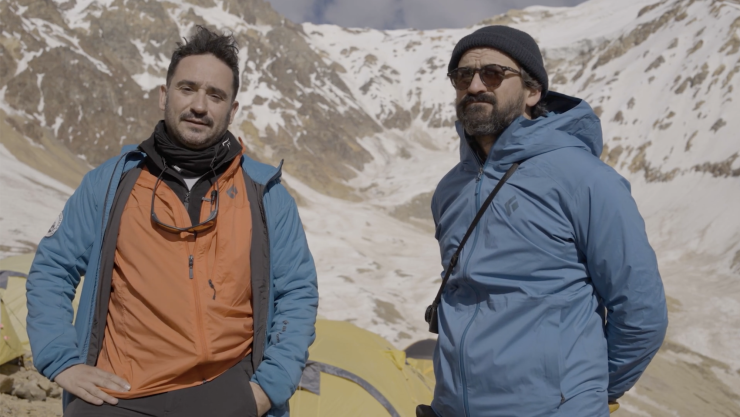 El director Juan Antonio Bayona, a la izquierda de la imagen, durante el rodaje de 'La sociedad de la nieve'. / Netflix