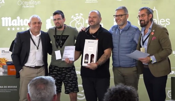 El chef, de negro y en el medio, recogiendo el premio en Palencia.