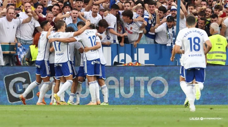 Los jugadores del Real Zaragoza celebran un gol ante el Eldense.