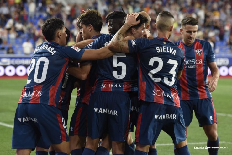 Los jugadores de la SD Huesca celebran un gol.