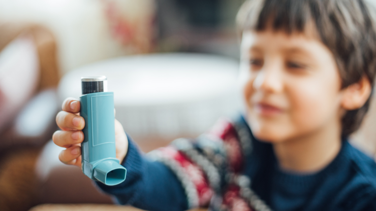 El 5,7% de los menores de 14 años de España tienen asma y el 11,4% padecen alguna alergia. / Canva
