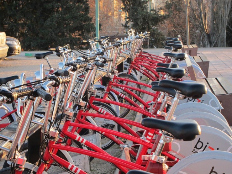 Bicicletas del actual servicio Bizi en una de sus estaciones de anclaje. / Europa Press