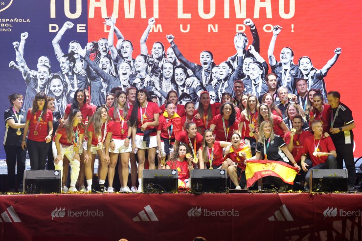 Las jugadoras de la selección española durante la celebración de la victoria en Madrid Río, a 21 de agosto de 2023, en Madrid. / Europa Press