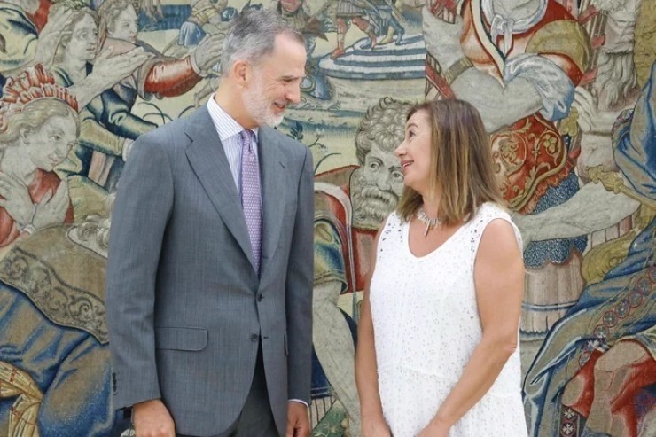 El Rey Felipe VI con la presidenta del Congreso, Francina Armengol, el pasado mes de agosto. / Casa Real
