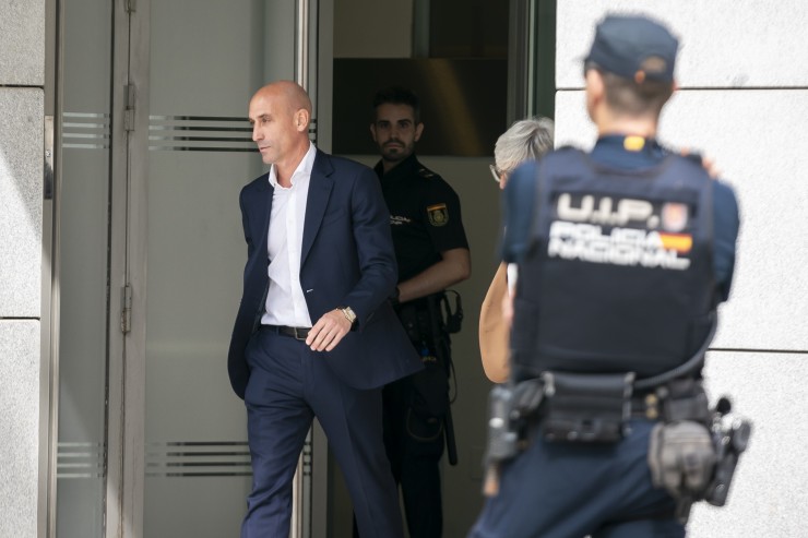 El expresidente de la Real Federación Española de Fútbol (RFEF) Luis Rubiales sale de declarar de la Audiencia Nacional, en Madrid. / Europa Press