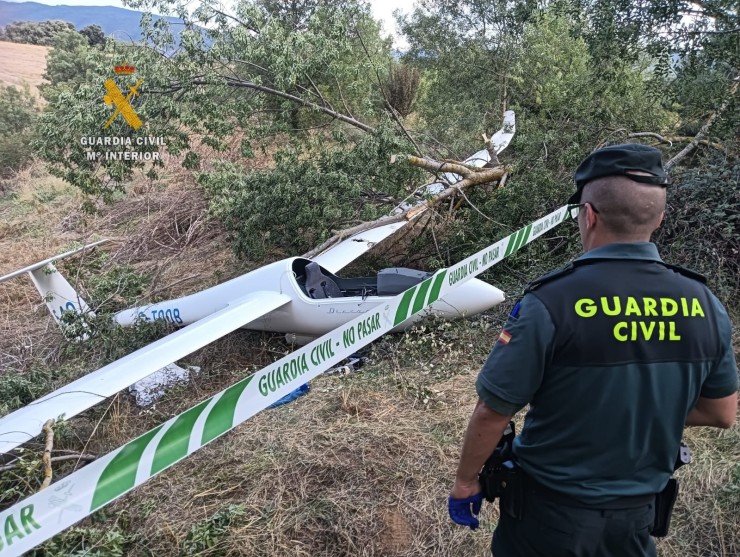 Imagen del planeador accidentado en el aeródromo Santa Cilia. / Guardia Civil Huesca