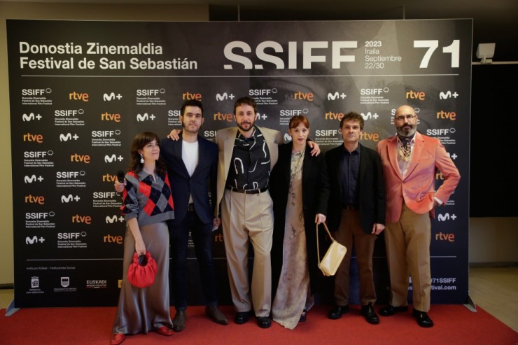 Javier Macipe junto al equipo principal de la película 'La estrella azul', en el Festival de Cine de San Sebastián. / Zinemaldia