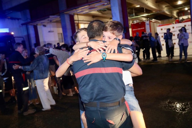 Uno de los partipantes en el operativo se abraza a sus hijos tras su llegada. | Ayuntamiento de Zaragoza