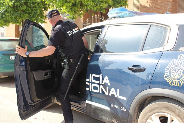 Una patrulla del Grupo de Atención al Ciudadano de la Policía Nacional accedió a la vivienda de la mujer.