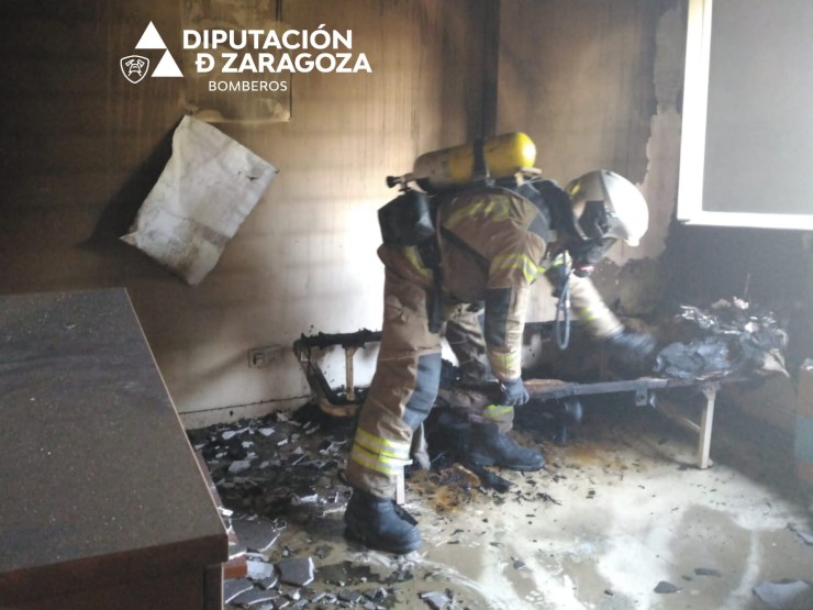 Bombero trabajando en la residencia afectada. / Diputación de Zaragoza