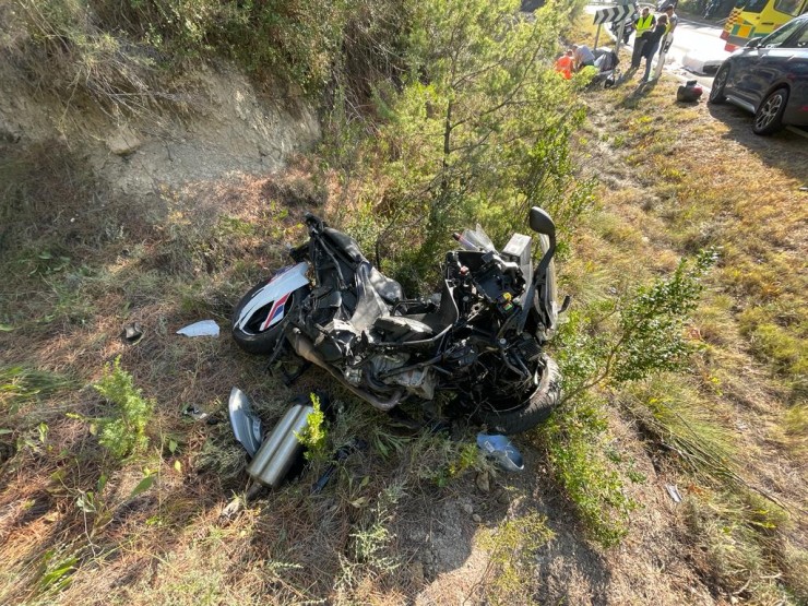 El conductor de la moto ha tenido que ser trasladado en helicóptero al hospital Miguel Servet. / Guardia Civil