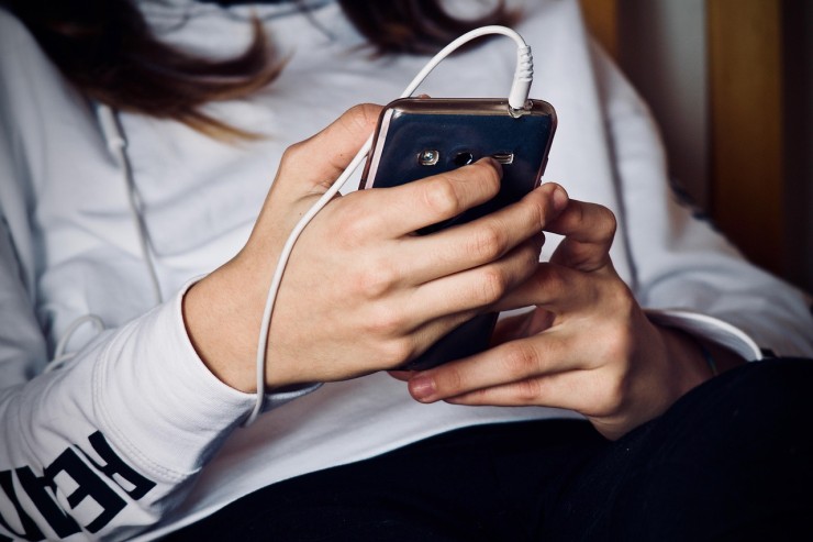 El uso diario de los dispositivos móviles para cuestiones de ocio alcanza las 6 horas y 41 minutos por parte de los jóvenes. / Pixabay