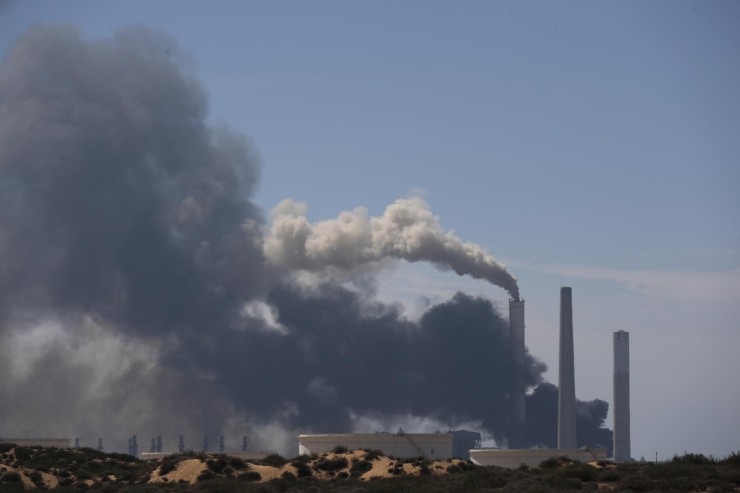 El humo se eleva cerca de una central eléctrica en la ciudad israelí de Ashkelon tras el lanzamiento de cohetes desde Gaza.(EFE/ Atef Safadi)