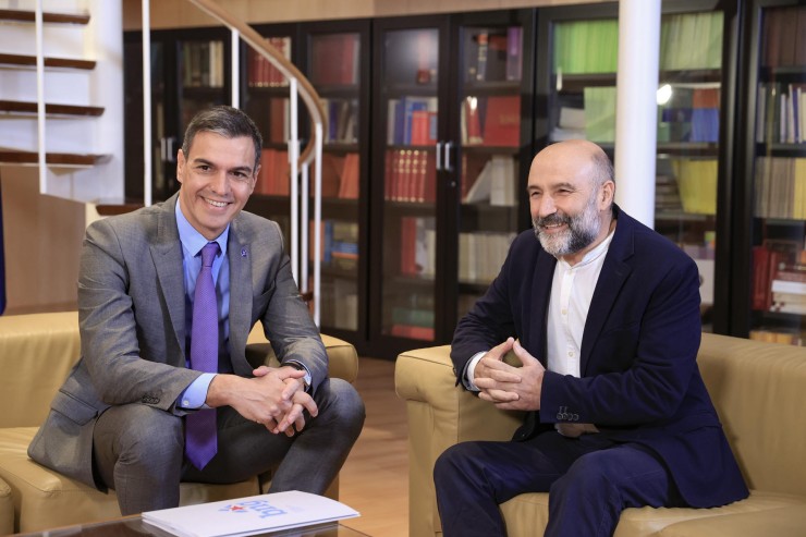 El presidente del Gobierno en funciones, Pedro Sánchez, se reúne este martes con el diputado del BNG, Néstor Rego. / Zipi Aragón