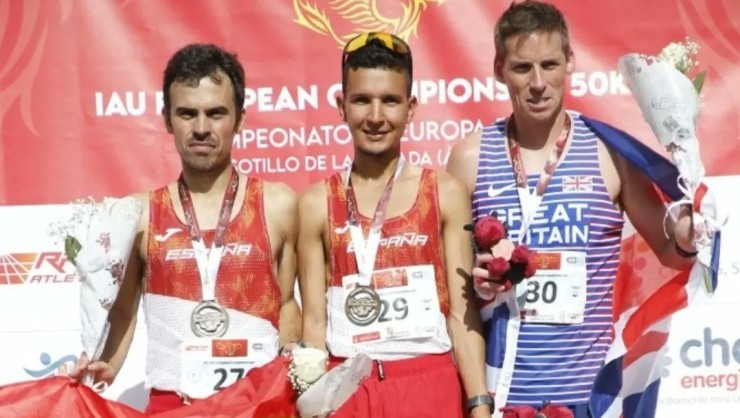 Alberto Puyuelo, en la izquierda, tras proclamarse subcampeón de Europa de 50K.