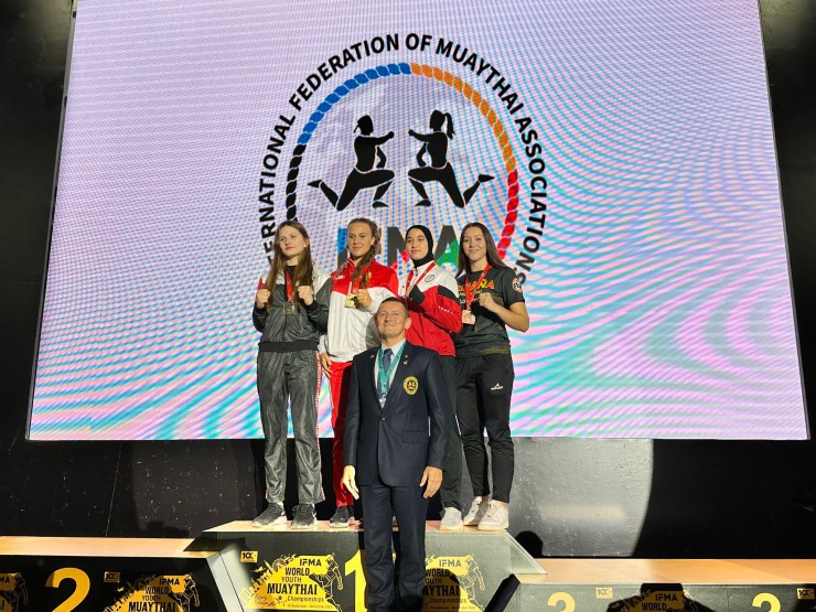 Arancha Royo (derecha), en el podio del Mundial juvenil con la medalla de bronce.
