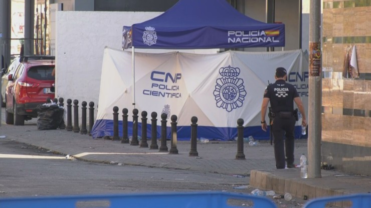 Carpa de la Policía Nacional en el entorno de las discotecas afectadas.