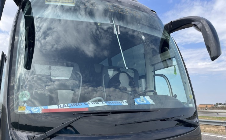 Estado en el quedó el autobús del equipo zaragozano. Foto: Racing Zaragoza