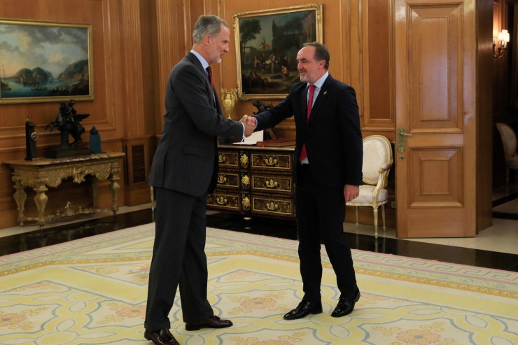 El rey Felipe VI junto al presidente de Unión del Pueblo Navarro, Javier Esparza, en la ronda de contactos. / EFE. Fernando Alvarado