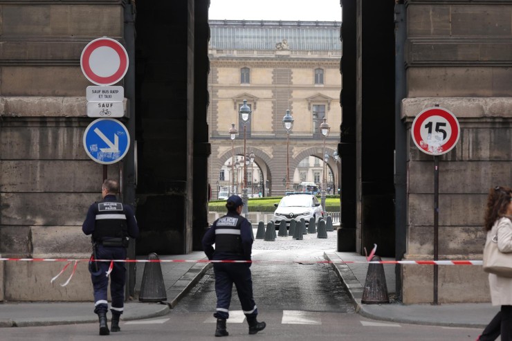 Agentes de la policía francesa, este sábado, vigilan el Museo del Louvre. | EFE