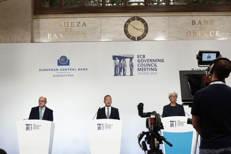 De izda. a dcha., el vicepresidente del BCE, Luis de Guindos, el gobernador del Banco de Grecia, Yannis Stournaras, y la presidenta del BCE, Christine Lagarde, durante la rueda de prensa. | EFE