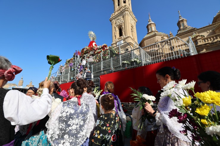 La Ofrenda de Flores es uno de los actos más populares de las fiestas y cada año gana participantes. / Europa Press