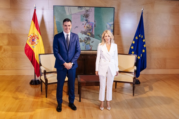 Pedro Sánchez y Yolanda Díaz posan a su llegada para reunirse en el Congreso de los Diputados este miércoles. / Europa Press.