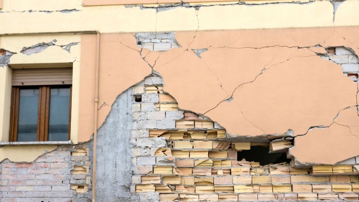 Imagen de archivo de una fachada dañada por un terremoto. / Canva