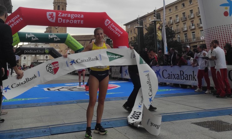 Isabel Linares celebra en la meta su victoria en la 10K Zaragoza. Foto: 10K Zaragoza