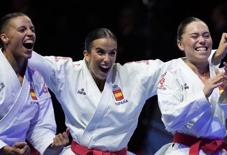Raquel Roy celebra junto a María López y Gema Morales el bronce Mundial. Foto: RFEK