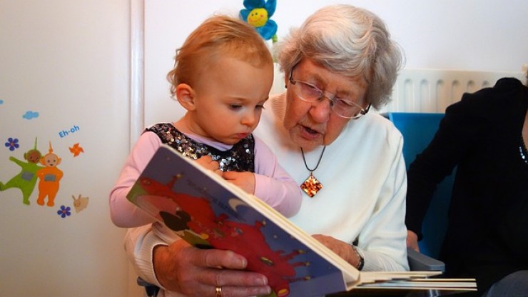 Las suegras cumplen una función fundamental en el cuidado de los nietos. / Pixabay