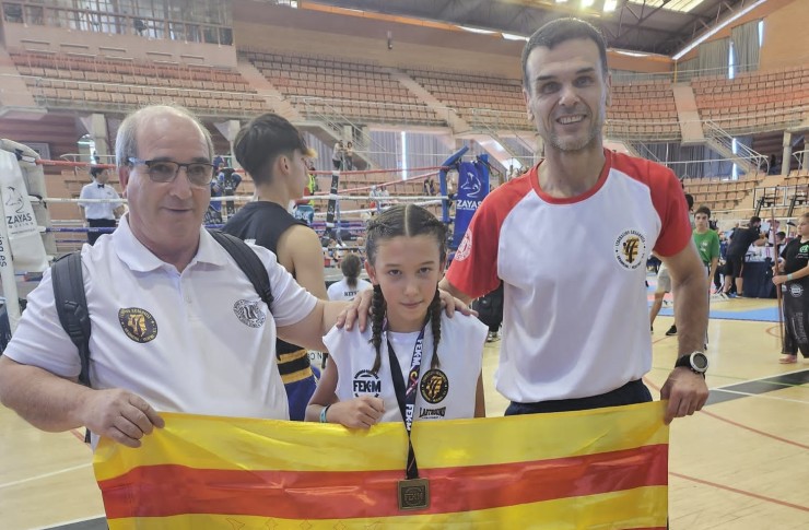 Valeria Simón posa con su medalla de oro conseguida en el reciente Campeonato de España.