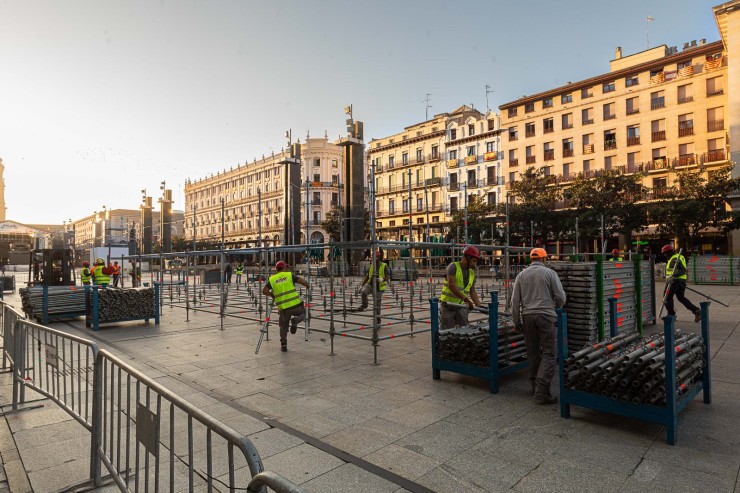 Montaje de la estructura para la Ofrenda de Flores. / Ayuntamiento de Zaragoza