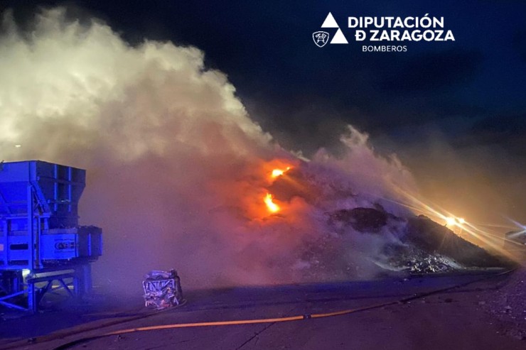 Imagen del fuego en la planta de reciclaje de vehículos de Calatayud. / Bomberos DPZ