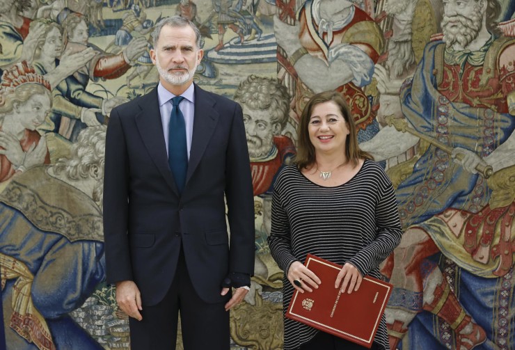 El rey Felipe VI recibe a la presidenta del Congreso, Francina Armengol, este jueves, en el Palacio de la Zarzuela de Madrid. / EFE/Francisco Gómez