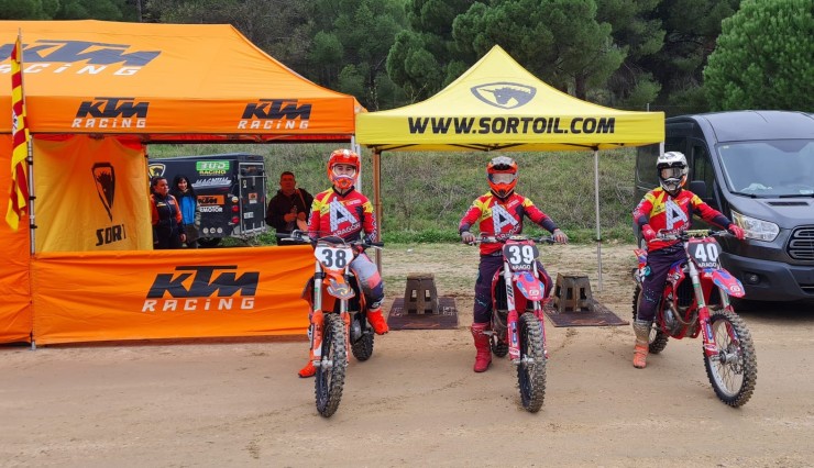 Imagen de los tres participantes aragoneses en el Nacional de motocross. Foto: FAM