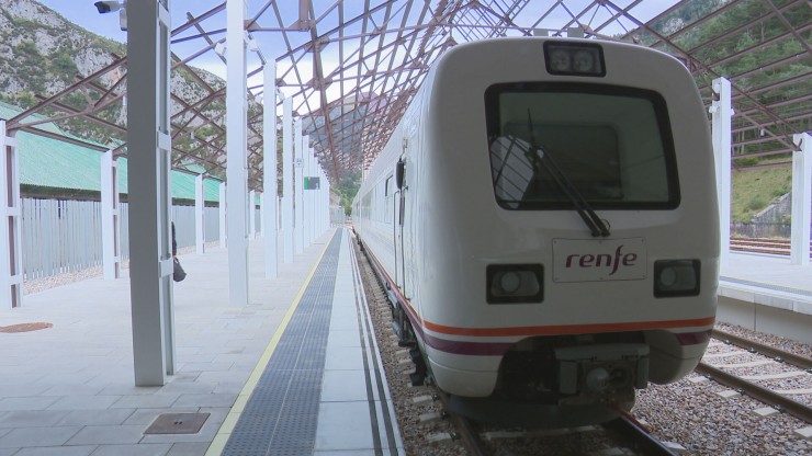 Un tren a su llegada a la estación de Canfranc.