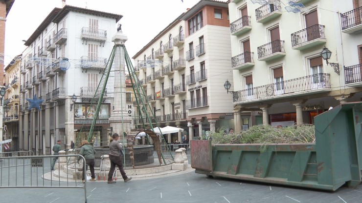 La plaza del Torico se prepara para recibir la Navidad este próximo viernes.