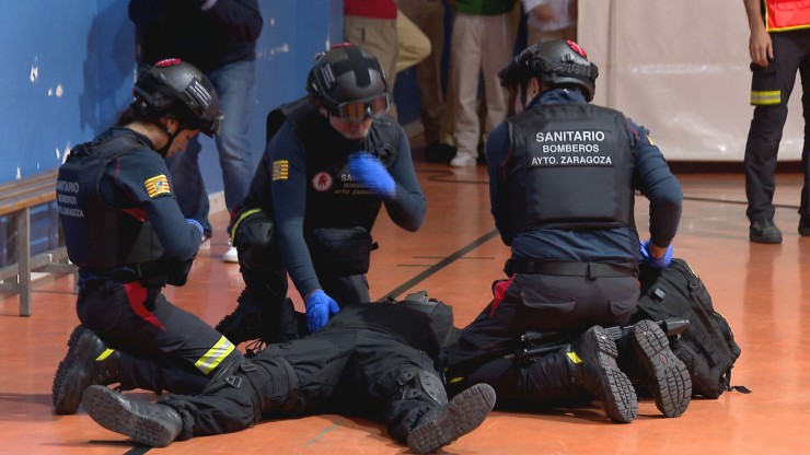 Un total de 20 efectivos sanitarios de Bomberos de Zaragoza y Policía Nacional, además de diez figurantes, han participado en la representación de la emergencia.