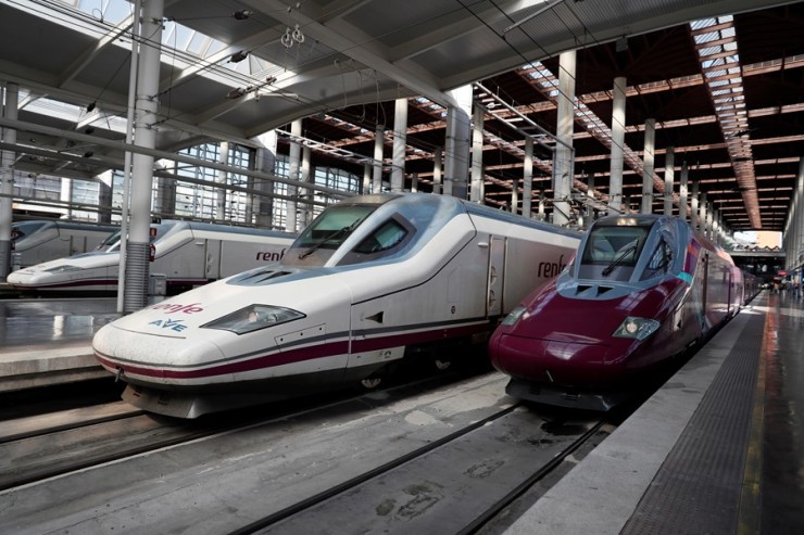 Vista de un tren AVE (izq) junto al tren (d) del nuevo servicio de alta velocidad de bajo coste Avlo, de Renfe, en la estación de Madrid Atocha. EFE/Mariscal