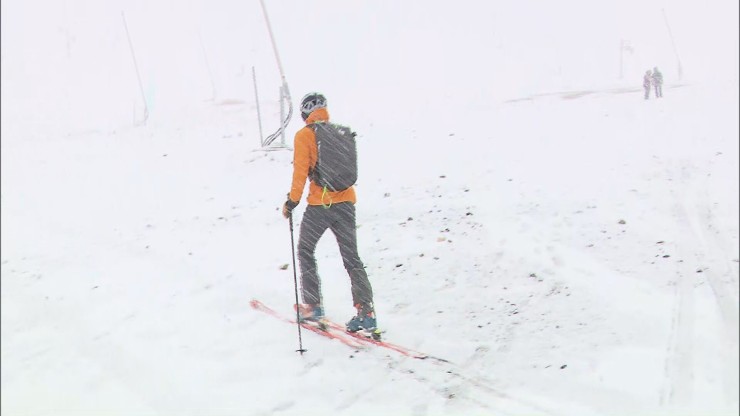 Un esquiador ha aprovechado la nieve que ha caído en Candanchú.