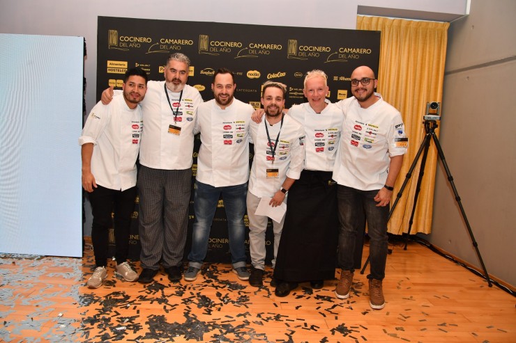 El chef aragonés Toño Rodríguez (segundo por la derecha), junto al resto de finalistas. / Mejor Cocinero