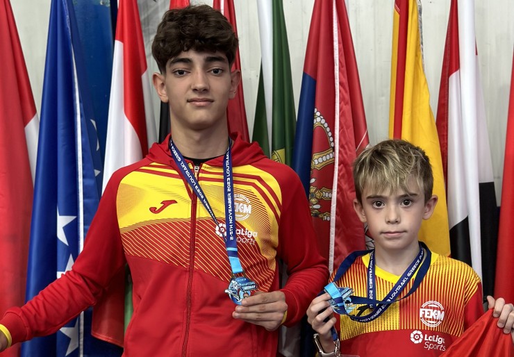 Sergio Pinilla y Cristian Bernal posan con sus medallas de los  Campeonatos del Mediterráneo de muay thai.