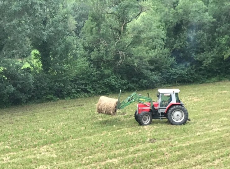 Un tractor realizando labores agrícolas./ Europa Press