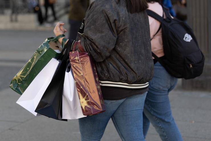 Una mujer lleva varias bolsas con compras. / Europa Press