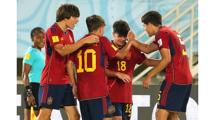 Juan Hernández (10) celebra con sus compañeros el primer gol del partido. Foto: RFEF