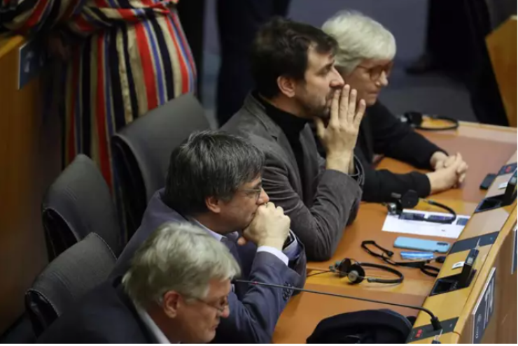 El exconseller y eurodiputado de Junts Toni Comín (segundo por la derecha) y el expresidente de la Generalitat, Carles Puigdemont (segundo por la izquierda), durante un pleno en el Parlamento Europeo. / Europa Press